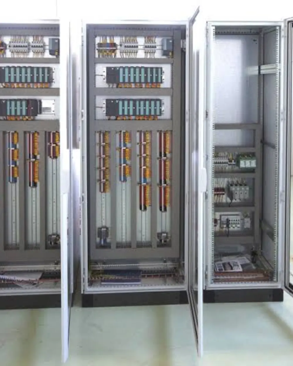 Sürücü ve PLC bölümlerinden oluşan açık kontrol panosu